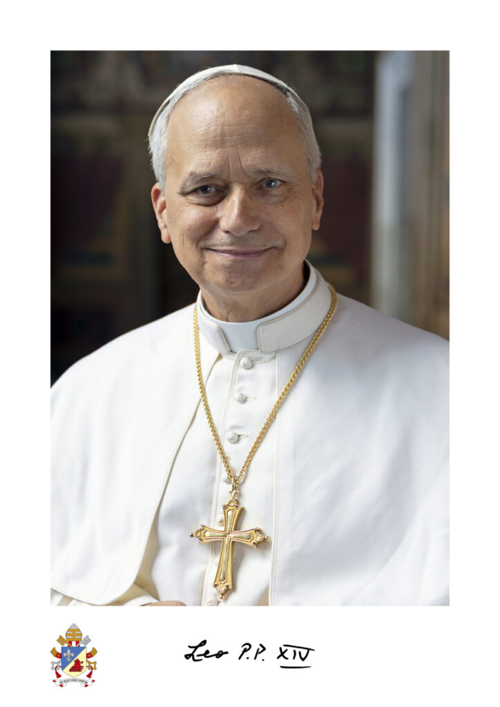 foto-ufficiale-papa-leone-xiv-copyright-vatican-media-724x1024 Vigile 42026 NDRM Paroisse HouillesCarrière